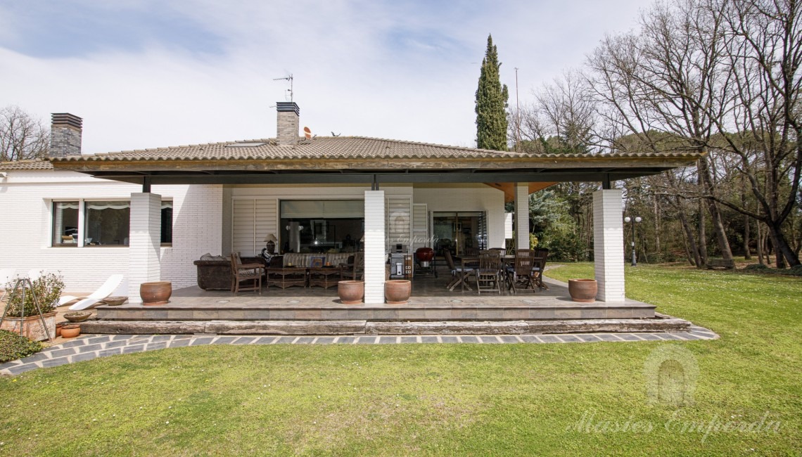 Vistas del porches de la casa y del jardín 