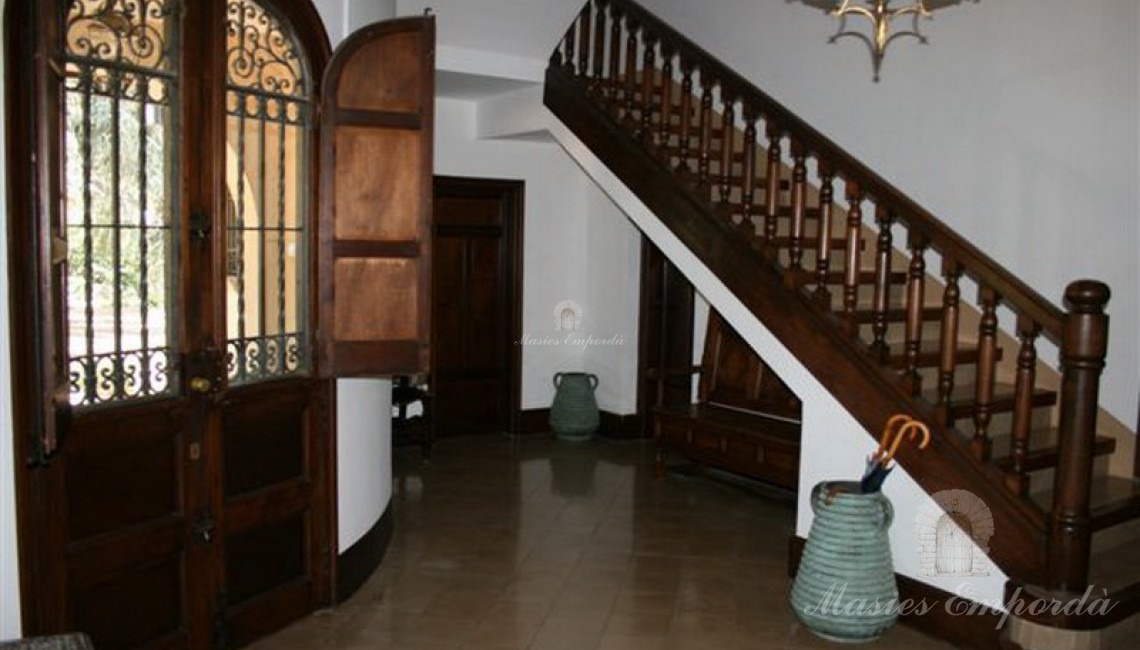 Hall de entrada de la casa y escalera de acceso a las plantas superiores. 