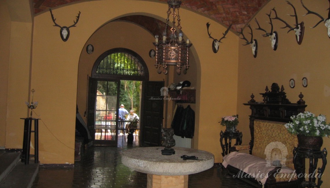 Hall de entrada con la puerta principal de acceso a la vista al fondo de la imagen 