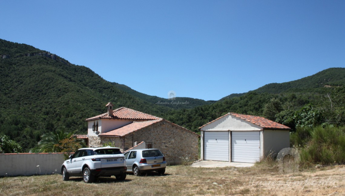 Vista de la casa y el garaje de la propiedad 