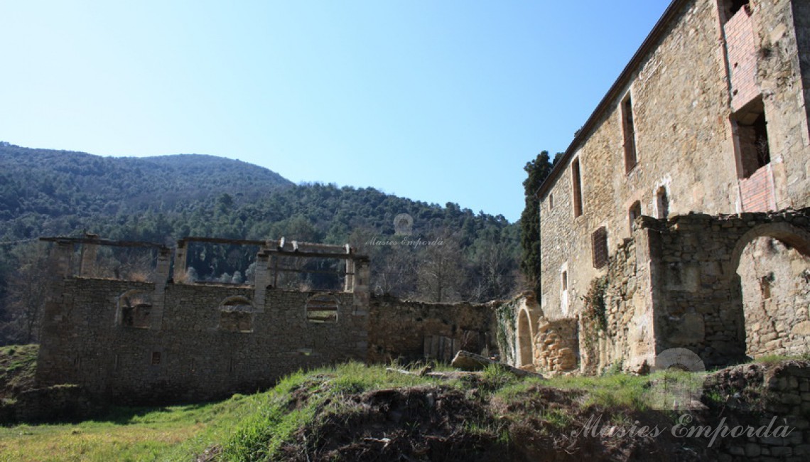 Vista lateral de la fachada de la masía 