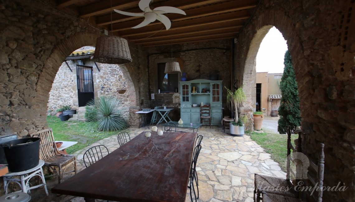 Porche adjunto a la casa, barbacoa y el comedor de verano.