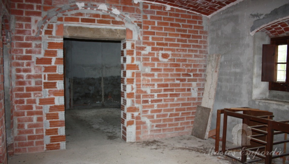 Tercera planta de la masía en proceso de restauración 