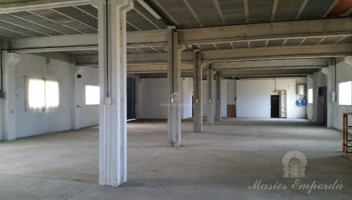 Interior nave planta baja