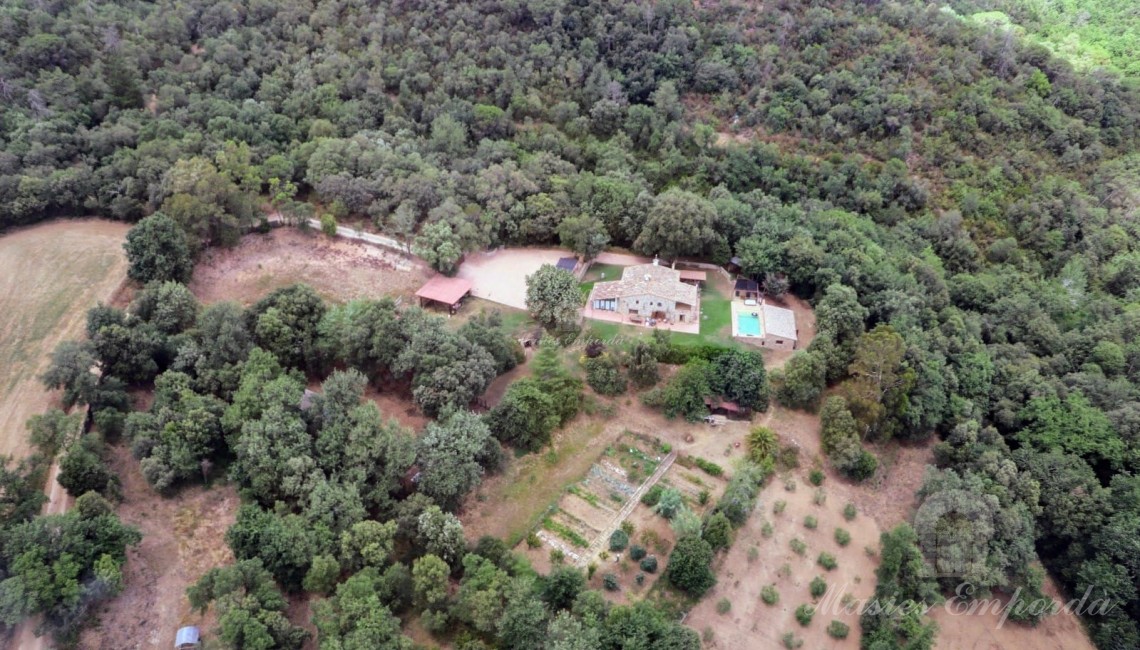 Vista cenital de la masía y de la propiedad