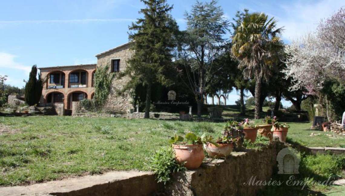 Anexos a la masía que rodean la era central de la casa 