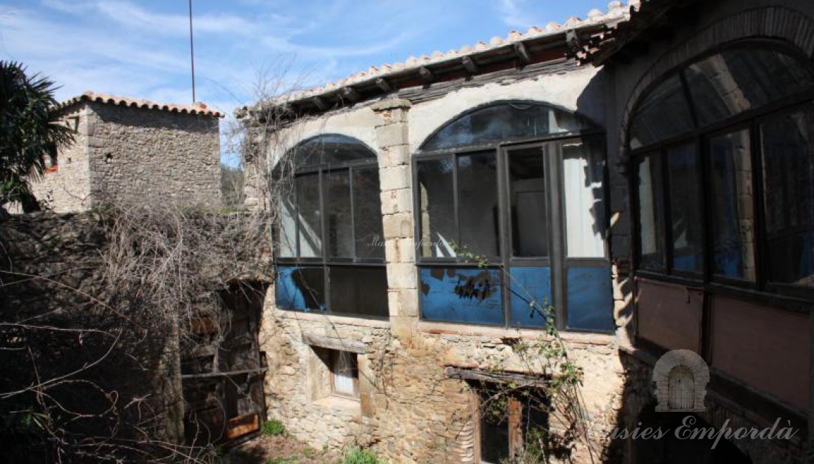 Vista de la masía y el patio interior 