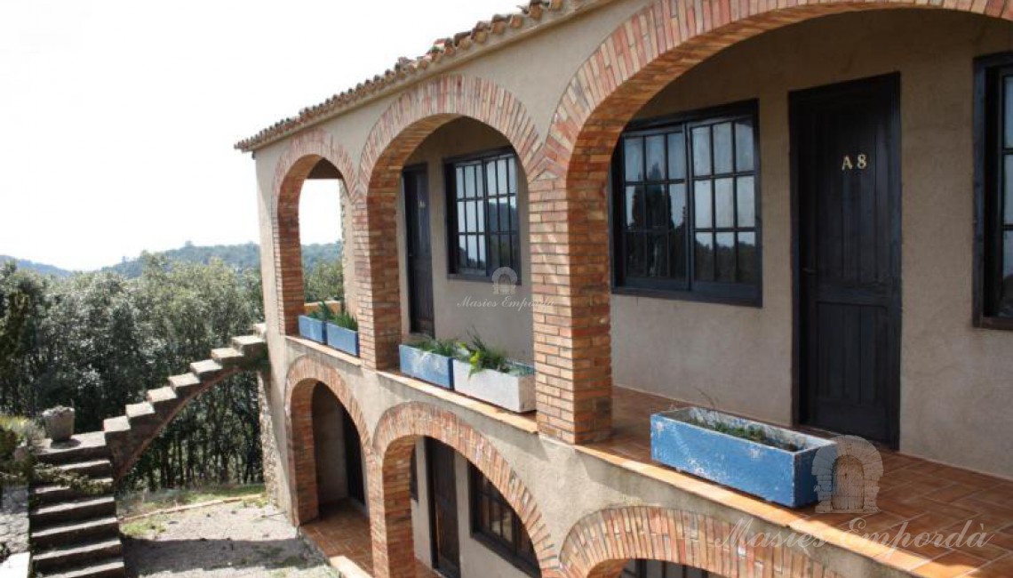 Anexos a la masía que rodean la era central de la casa 