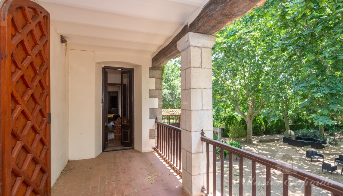 Terraza de la segunda planta da acceso a la capilla