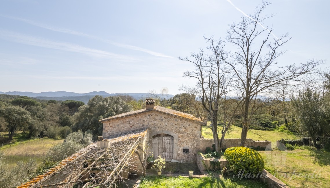 Vista de la casa anexa a la masía desde la terraza de planta 