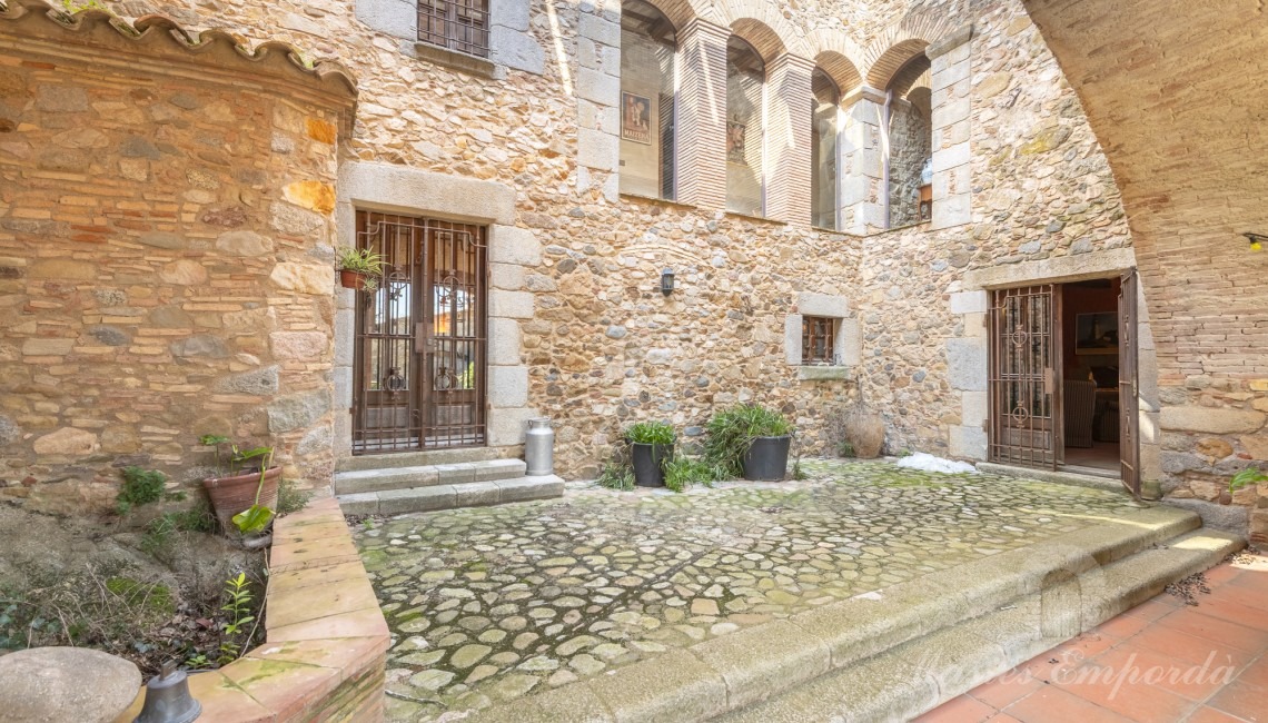 Patio interior de la masía 