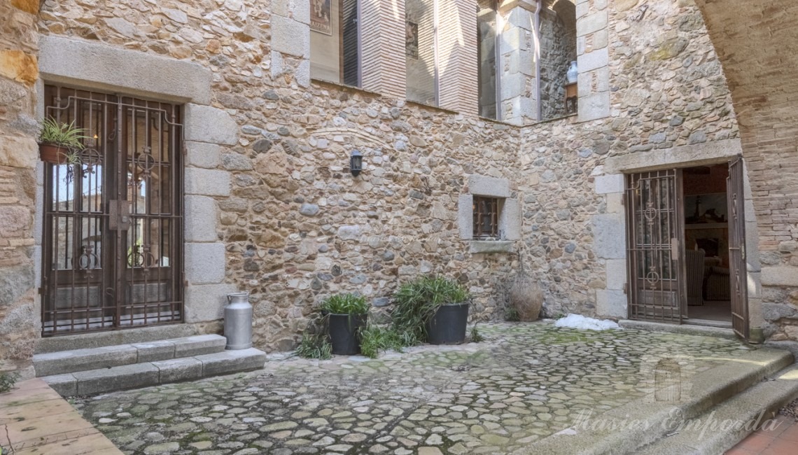 Patio interior de la masía 