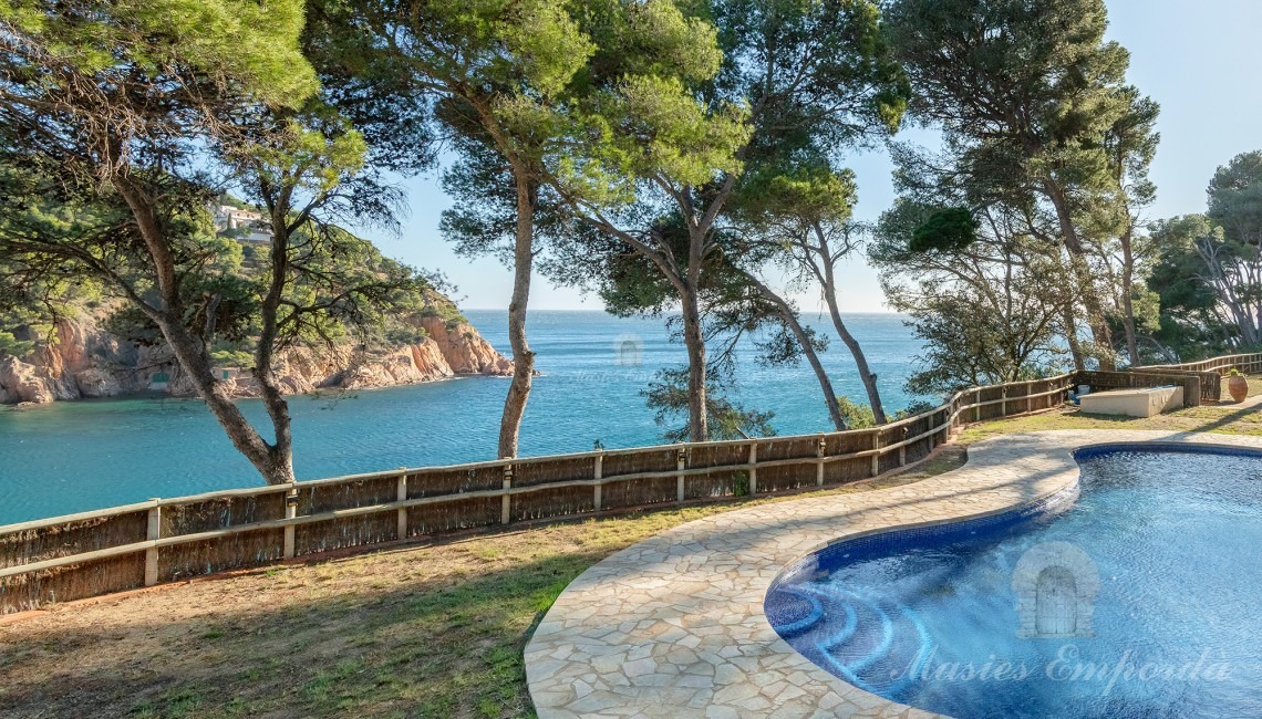 Vistas de la piscina y el mar