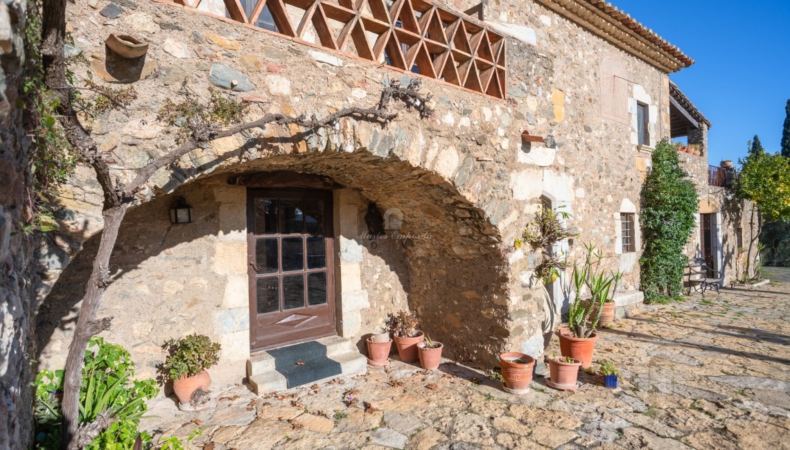 Fachada de la masía 