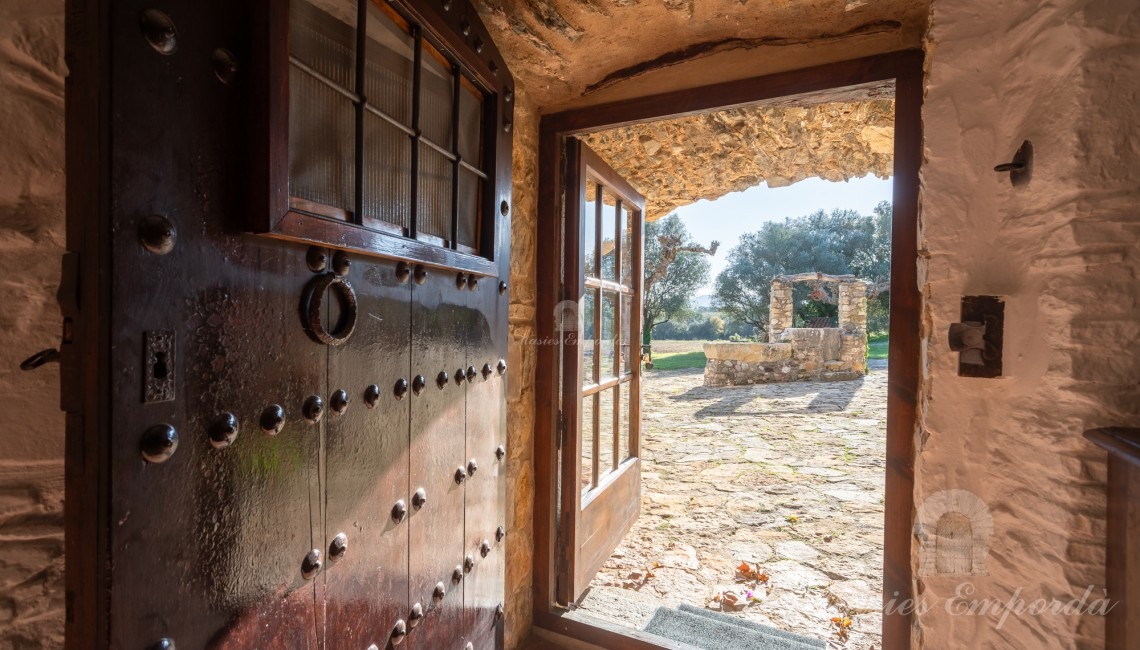 Entrada secundaria directa a una habitación de la planta baja 