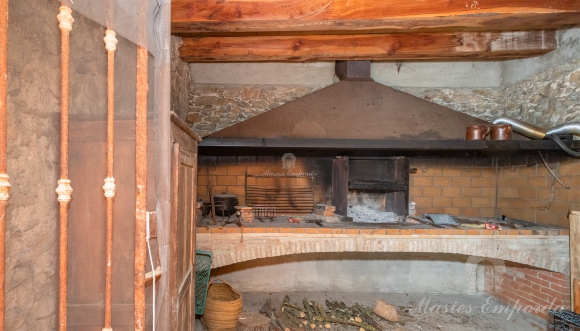 Barbacoa del porche de la masía