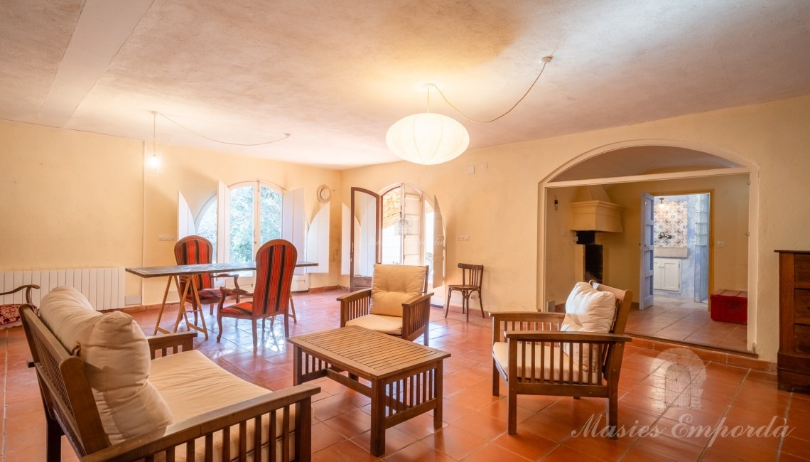 Salón, comedor cocina de la planta baja de la masía 