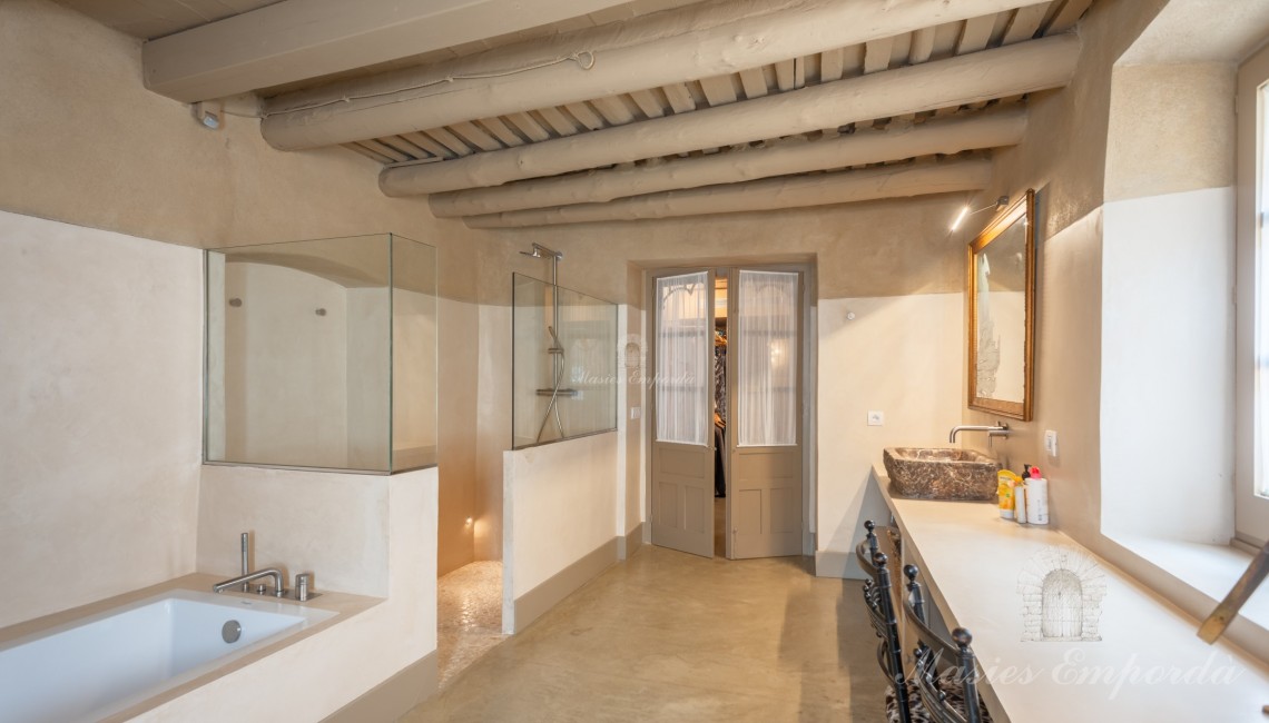 Baño de la habitación suite principal. 