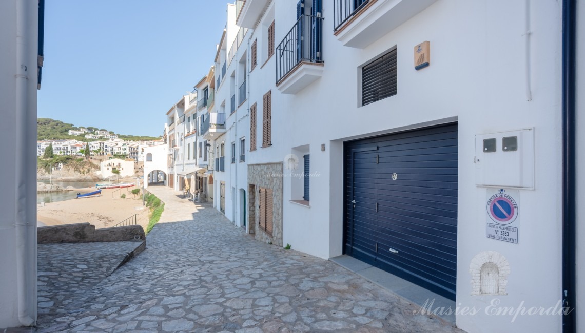 Calle de acceso al garaje de la casa y la playa a 6 metros Calle de acceso al garaje de la casa y la playa a 6 metros