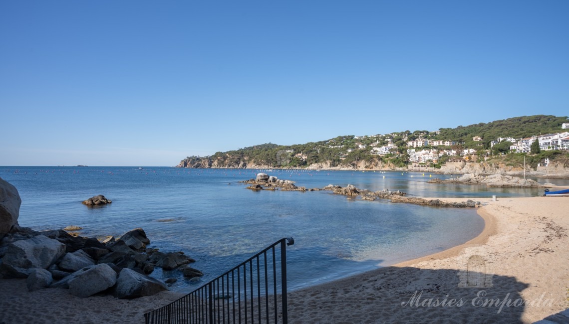 Vistas de la playa desde la calle junto al garaje Vistas de la playa desde la calle junto al garaje
