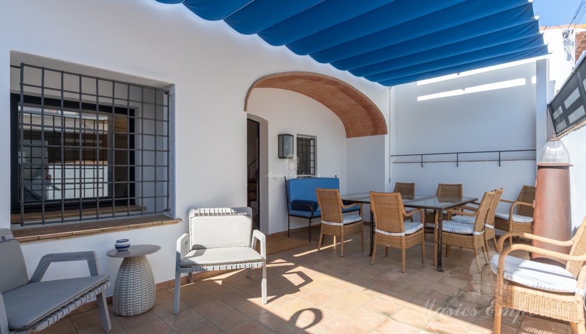 Terraza de entrada a la casa con un comedor de verano Terraza de entrada a la casa con un comedor de verano