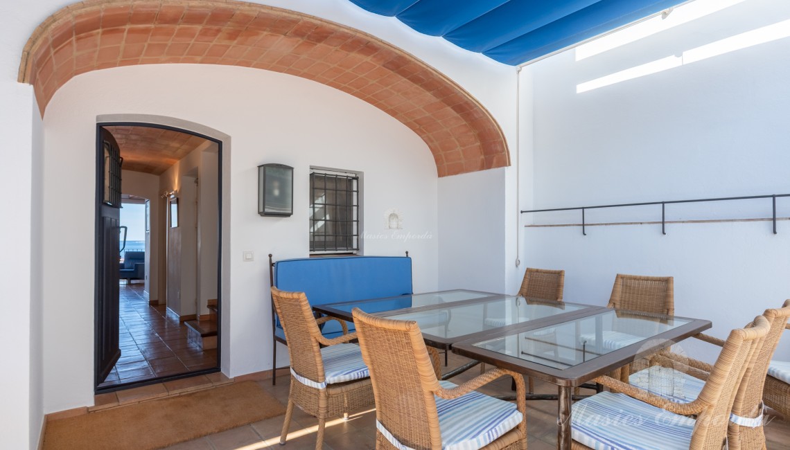 Terraza de entrada a la casa con un comedor de verano Terraza de entrada a la casa con un comedor de verano