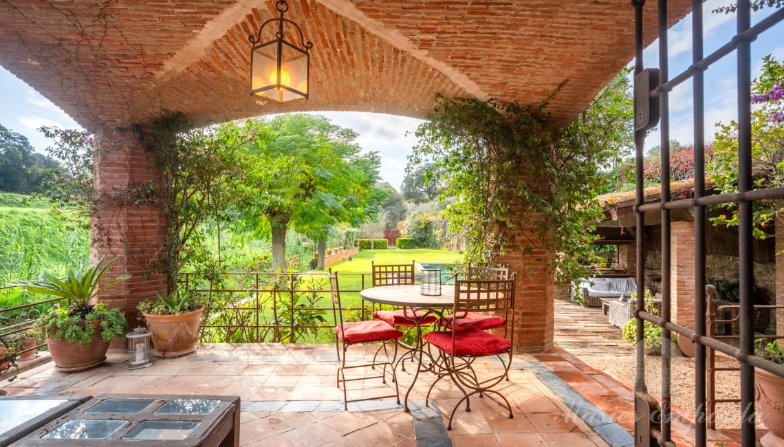 Porche de la casa con una cubierta de arco de crucería muy bonito