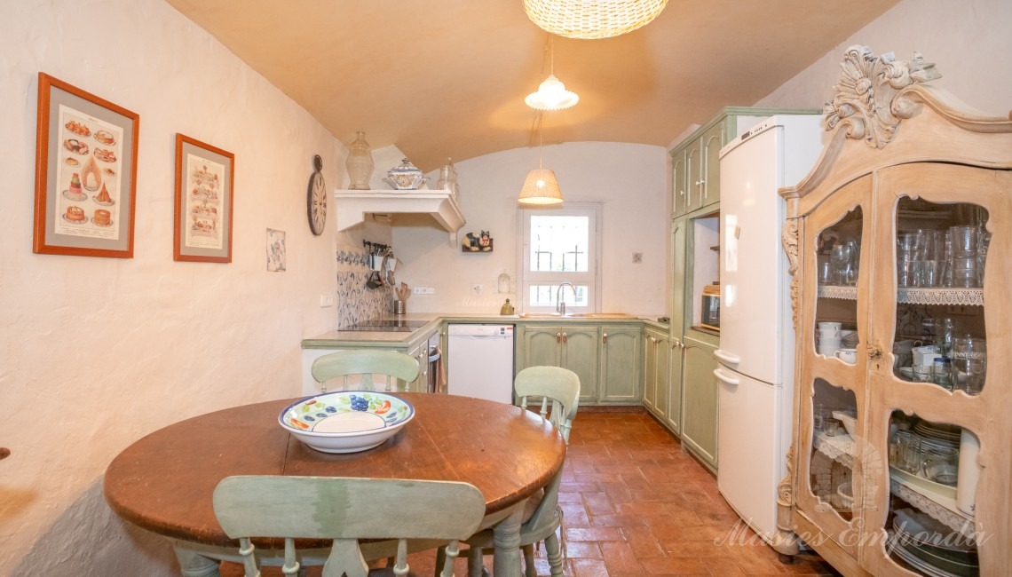 Cocina luminosa con la mesa en primer plano como zona de desayunos