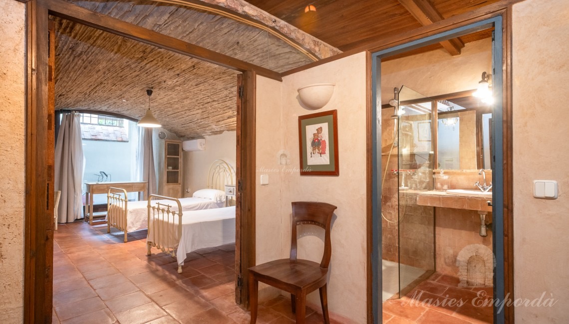 Habitación doble con salida directa al jardín y baño de la planta baja 