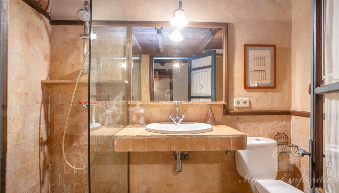 Baño de cortesía de primera planta 