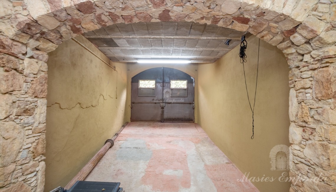 Garaje en la planta baja de la casa 