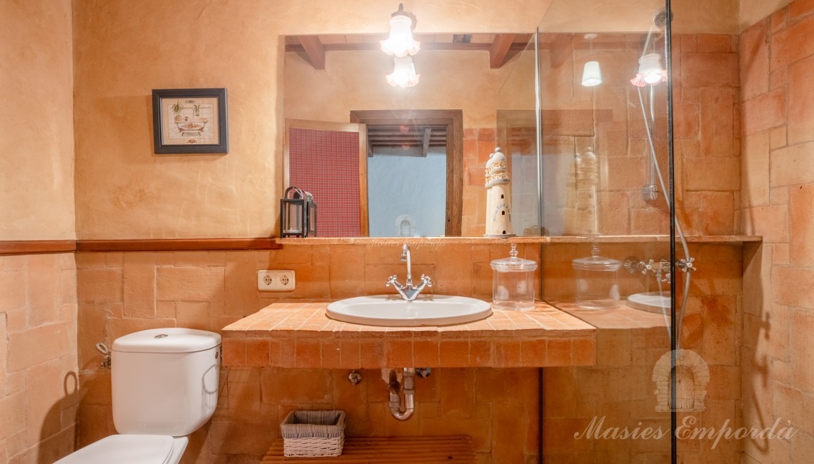 Baño de cortesía de primera planta 