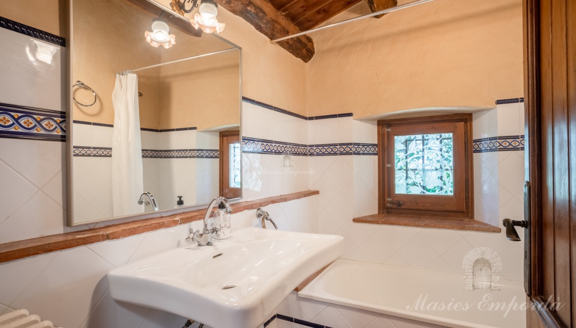 Baño de cortesía de primera planta 
