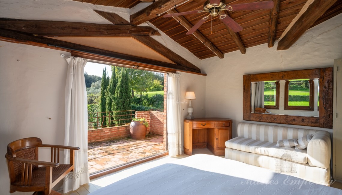 Suite principal de la primera planta con terraza con vistas al jardín