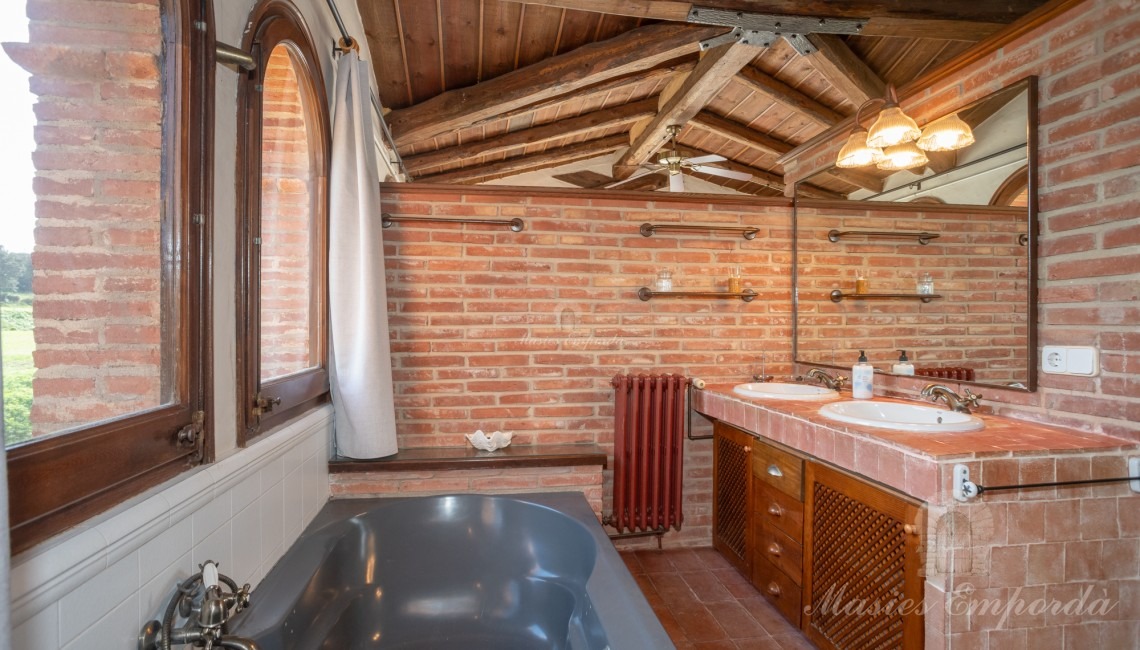 Baño de la suite con bañera