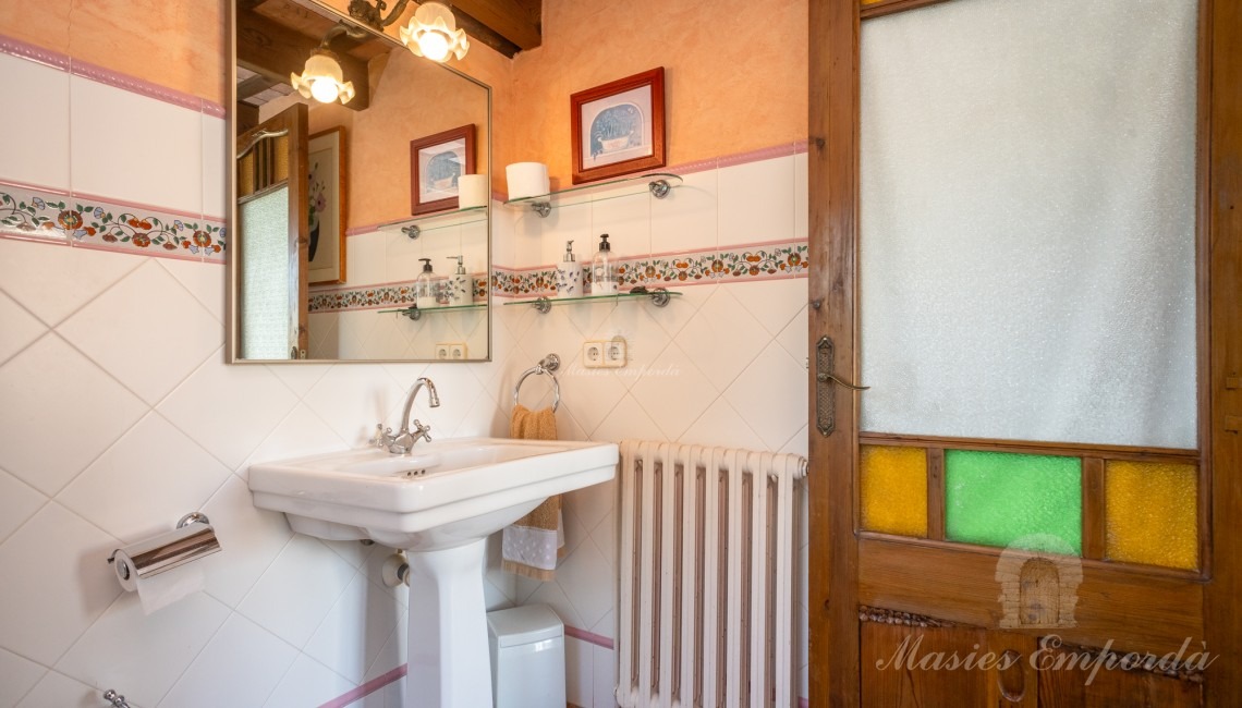 Baño de cortesía de primera planta 