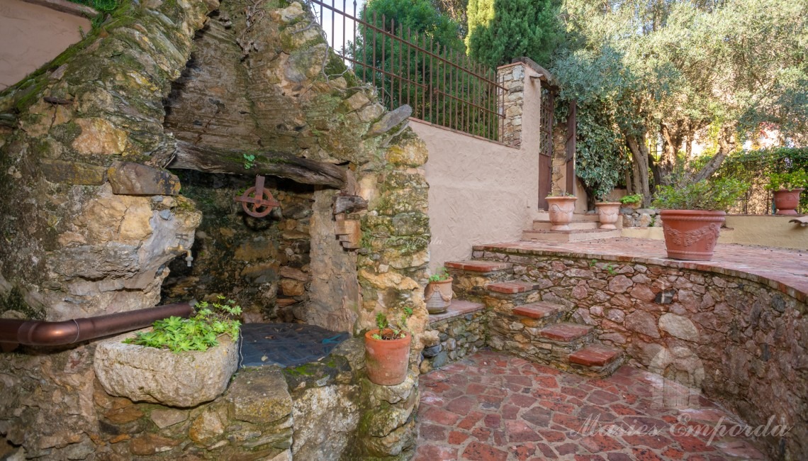 Pozo de la fachada de la casa