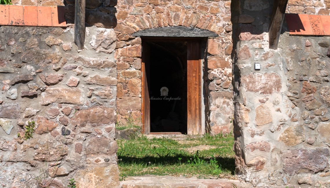 Entrada recinto de la masía desde la era. 