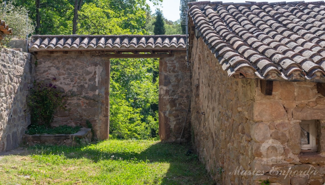 Entrada al recinto de la masía desde al camino de acceso a la propiedad