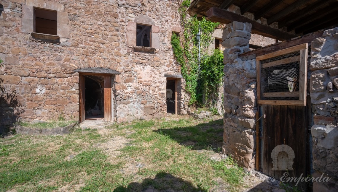 Vista de la era y la entrada a la masía