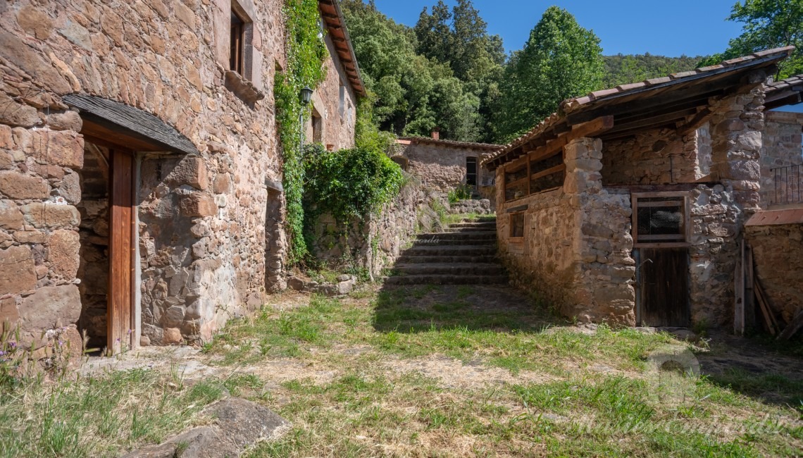 Vista de patio interior y de la era de la entrada a la masía