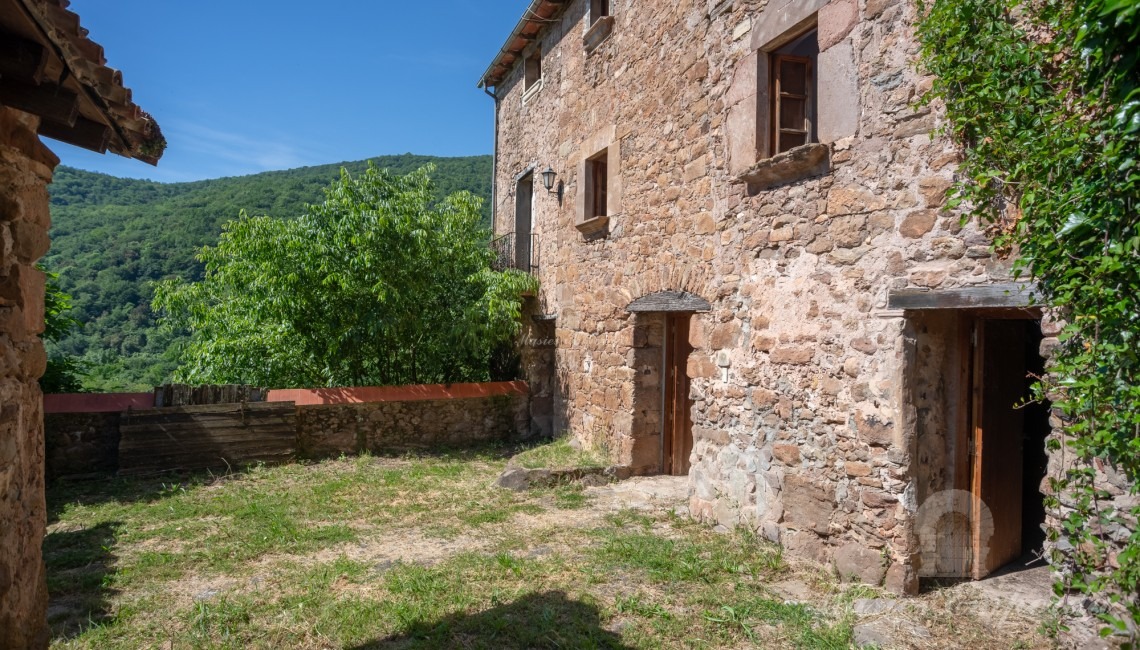 Vista de patio interior y de la era de la entrada a la masía
