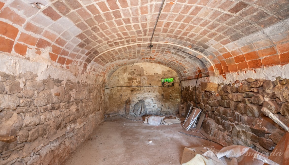 Planta baja de la masía antigua cuadras de ganado y almacenes 