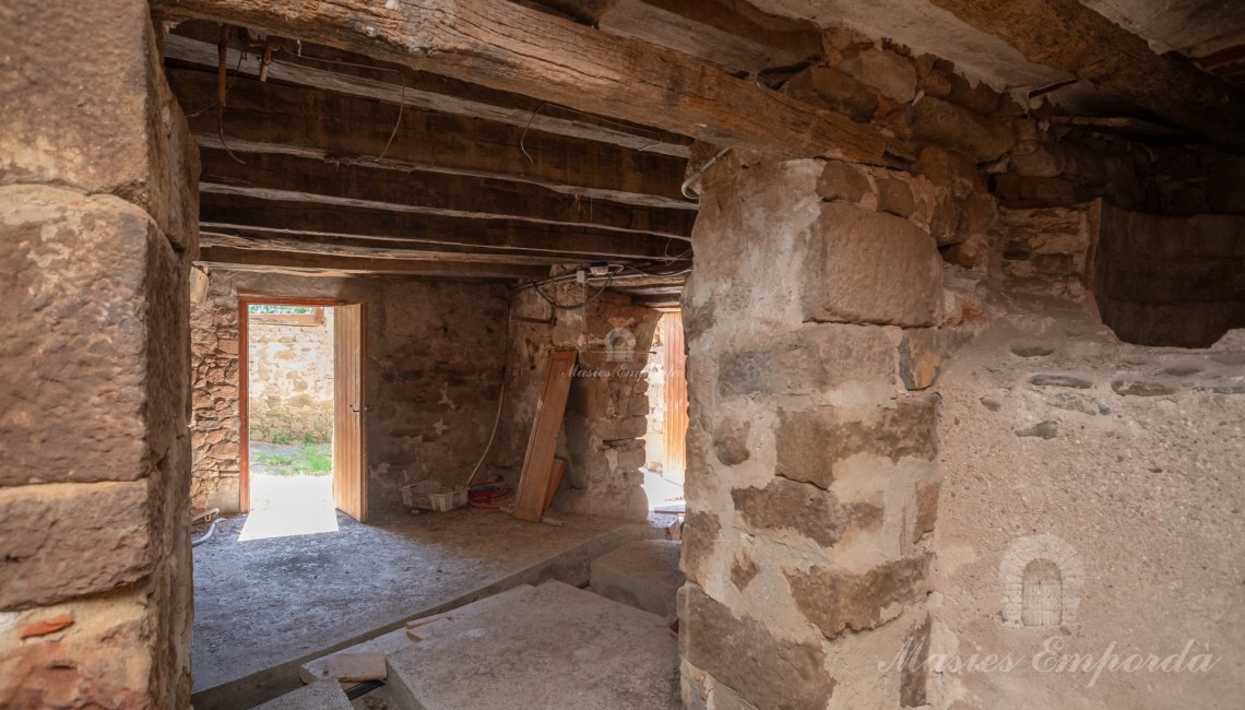 Planta baja de la masía antigua cuadras de ganado y almacenes 