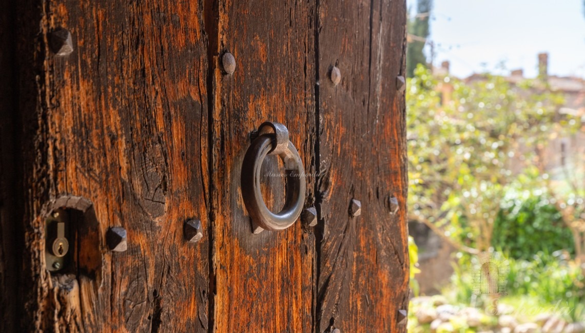 Detalle de la puerta de la masía 