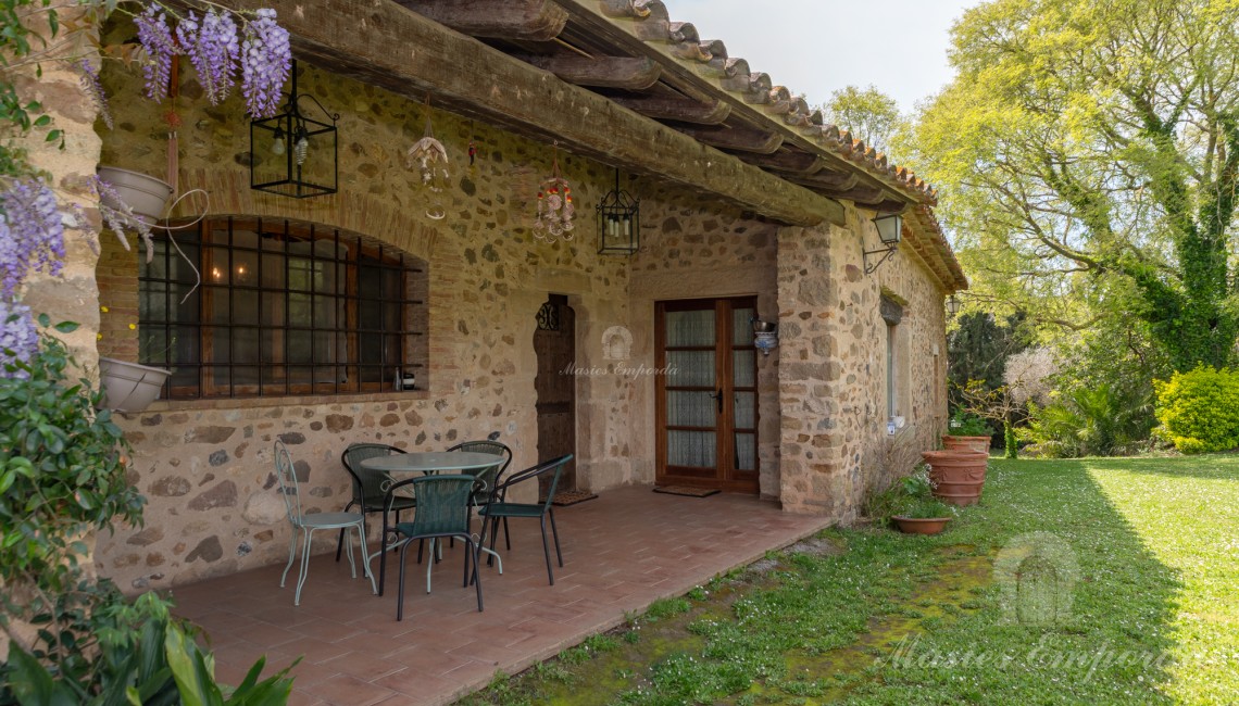 Porche del jardín parte de la piscina 