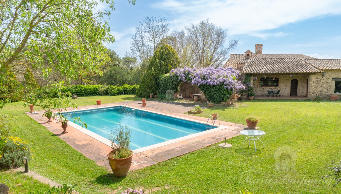 Piscina en la parte oeste del jardín
