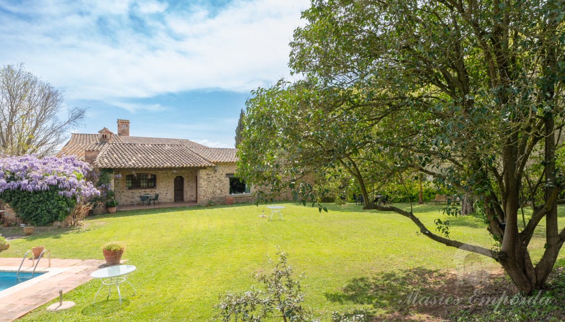 Piscina en la parte oeste del jardín