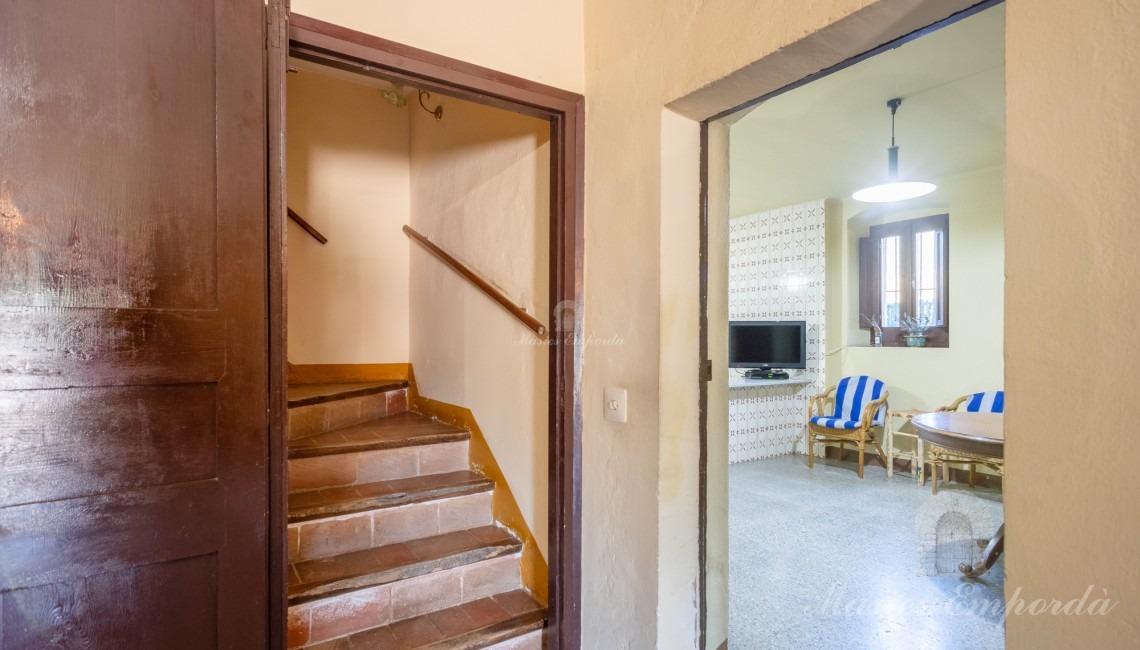 Entrada a la cocina y escalera de acceso a plantas