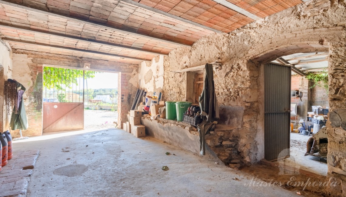 Entrada a la masía y almacenes de planta baja
